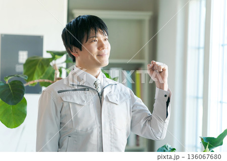 若い作業服の男性 若い作業服の男性 136067680
