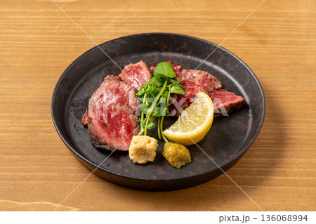 ローストビーフ 低温調理で仕上げた洋食メイン料理 136068994