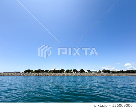 青空と海に広がる沿岸インフラの風景 青空と海に広がる沿岸インフラの風景 136069006