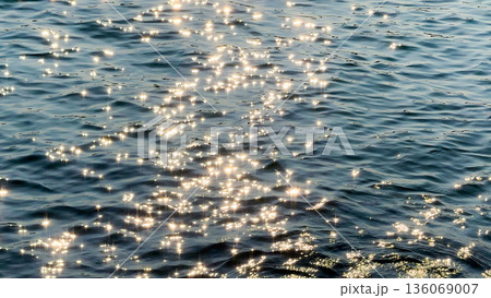 陽光がきらめく海面の輝き 136069007