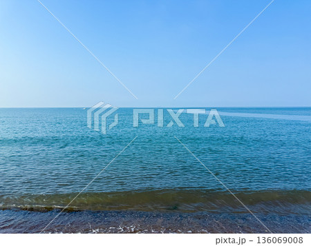 静かに広がる青い海と水平線 136069008