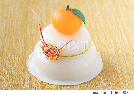 パック入りの鏡餅 136069082