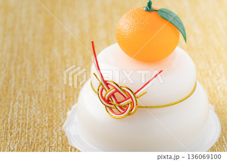 パック入りの鏡餅のクローズアップ 136069100