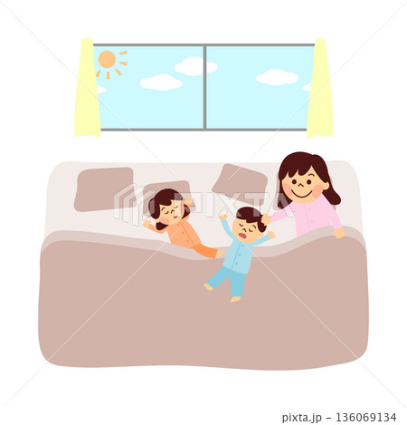 寝相の悪い子供を起こす母親 寝相の悪い子供を起こす母親 136069134