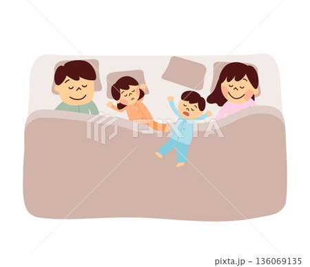 寝相の悪い子供と布団で眠るファミリー 136069135