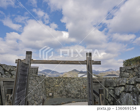 門が切り取る、丹波篠山城の歴史風景 136069154