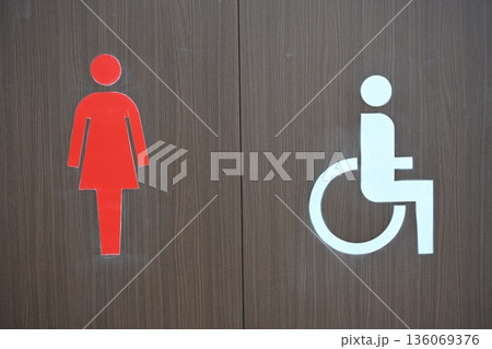 女子トイレのサイン（誰でもトイレ） 136069376