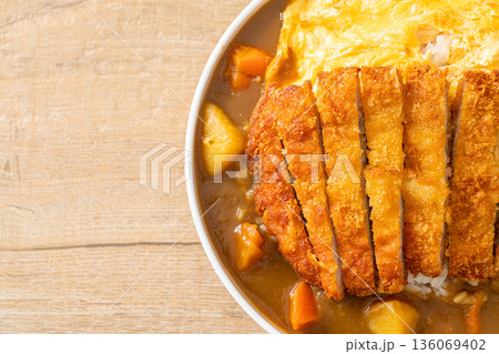 curry rice with fried pork cutlet and creamy omelet 136069402