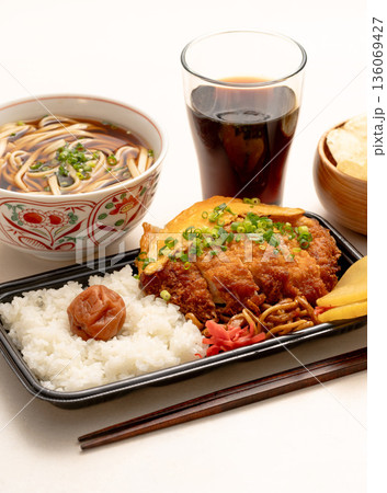 生活習慣病のおそれのある高カロリーな料理例（揚げ物） 136069427