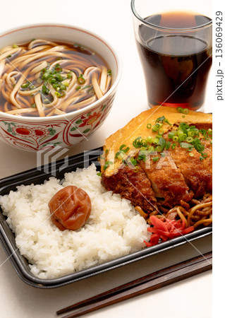 生活習慣病のおそれのある高カロリーな料理例（揚げ物） 136069429