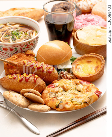 生活習慣病のおそれのある高カロリーな料理例（揚げ物） 136069433