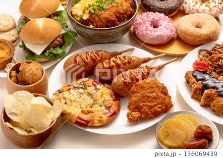 生活習慣病のおそれのある高カロリーな料理例（揚げ物） 136069439