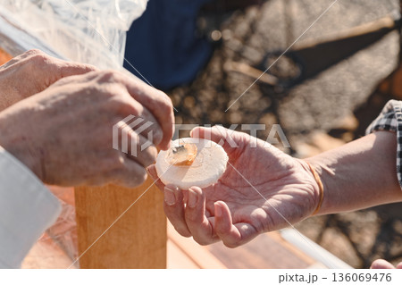 お菓子の上にハチミツを乗せているシーン 136069476
