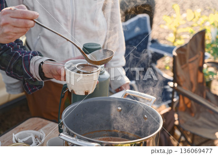 チャイを注いでいるところ 136069477