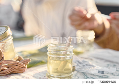 ビン入りのハチミツ 136069480
