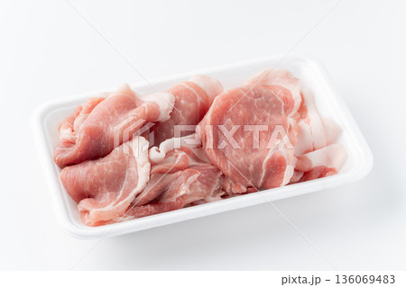 白背景に食品トレーに入った生の豚モモの切り落とし肉 136069483