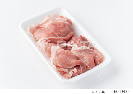 白背景に食品トレーに入った生の豚モモの切り落とし肉 136069485
