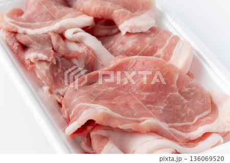 生の豚モモの切り落とし肉のクローズアップ 136069520