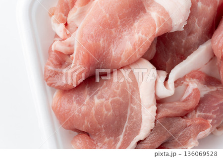 生の豚モモの切り落とし肉のクローズアップ 136069528