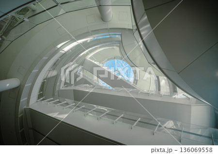 螺旋形状の建物を見上げた風景 136069558