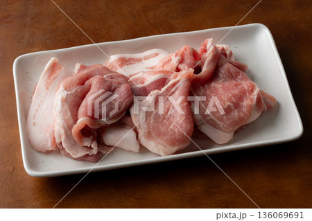 お皿に載せた生の豚肉 136069691