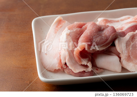 お皿に載せた生の豚肉のクローズアップ お皿に載せた生の豚肉のクローズアップ 136069723
