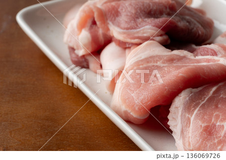 お皿に載せた生の豚肉のクローズアップ お皿に載せた生の豚肉のクローズアップ 136069726