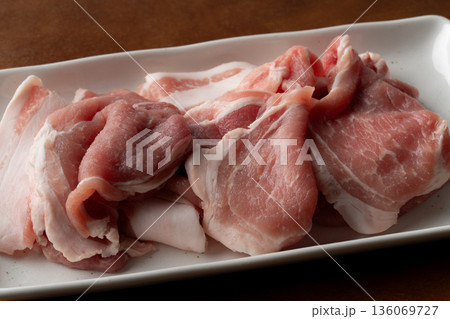 お皿に載せた生の豚肉のクローズアップ お皿に載せた生の豚肉のクローズアップ 136069727