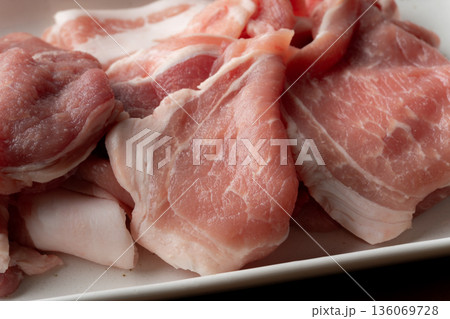 お皿に載せた生の豚肉のクローズアップ 136069728