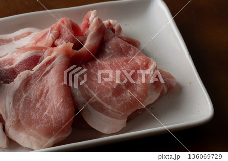 お皿に載せた生の豚肉のクローズアップ 136069729