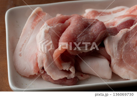 お皿に載せた生の豚肉のクローズアップ 136069730