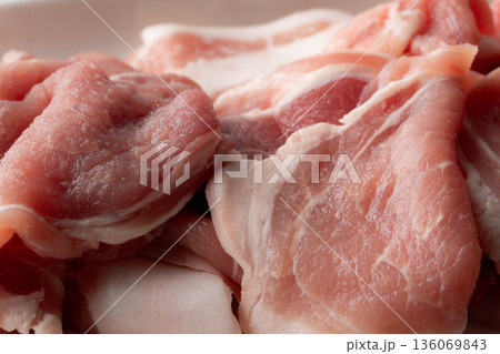 生の豚肉のクローズアップ 生の豚肉のクローズアップ 136069843