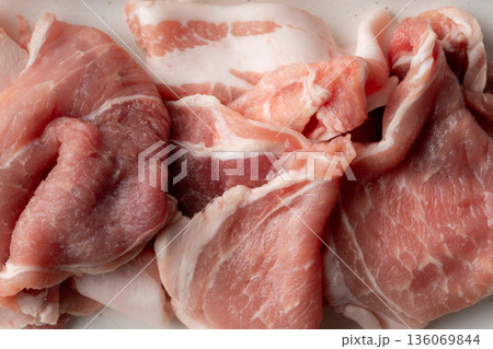 生の豚肉のクローズアップ 生の豚肉のクローズアップ 136069844