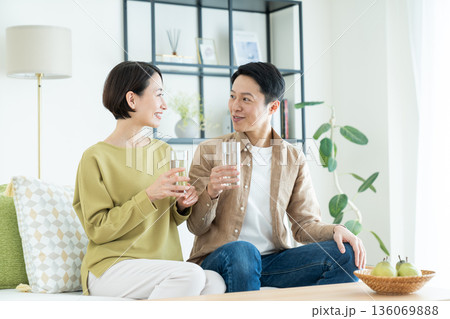 ミネラルウォーターを飲むミドルの夫婦 136069888