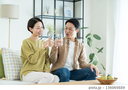 ミネラルウォーターを飲むミドルの夫婦 136069889