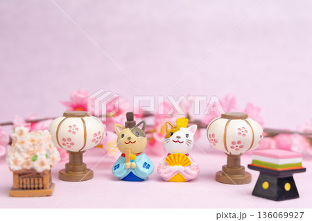 かわいい猫雛人形と菱餅　ひな祭り 136069927