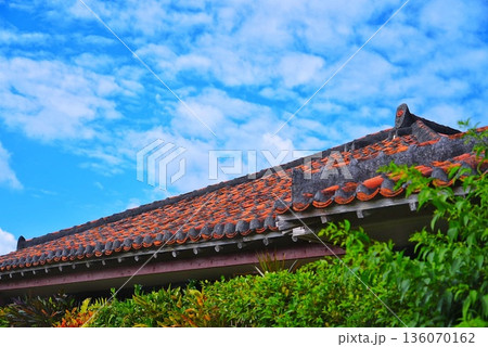 赤瓦の屋根と青い空 136070162
