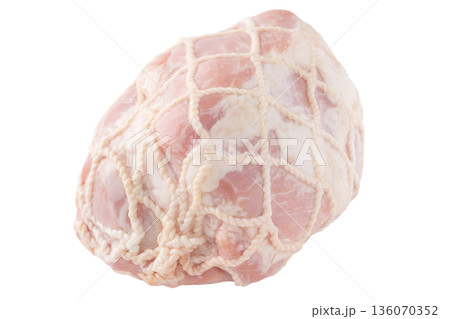 透明背景（png）に紐で巻かれた豚のももハム 136070352