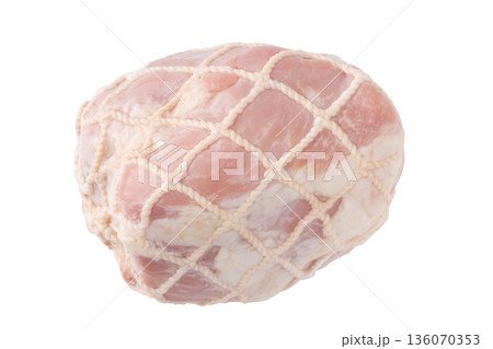 透明背景（png）に紐で巻かれた豚のももハム 136070353