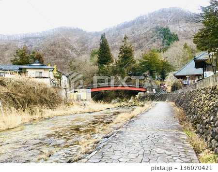 川の向こうの空と山 白い息を吐き出して 川の向こうの空と山 白い息を吐き出して 136070421