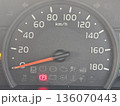 車のスピードメーター 136070443