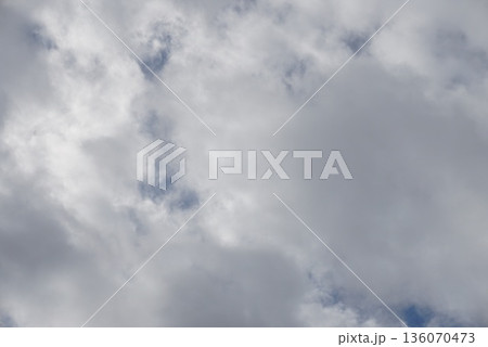 雲の隙間から見える空 136070473
