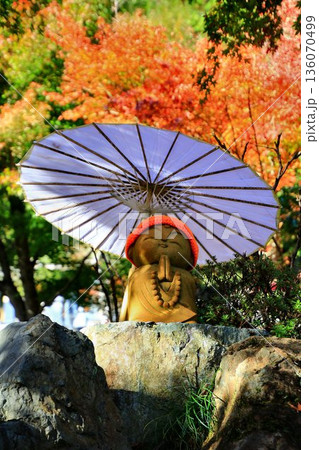 絶景の紅葉を背に佇む… お地蔵様 絶景の紅葉を背に佇む… お地蔵様 136070499