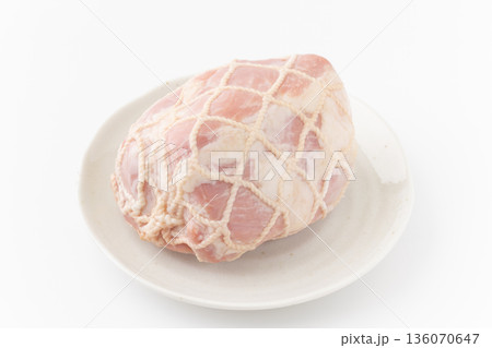 白背景にお皿に載せた紐で巻かれた豚のももハム 136070647