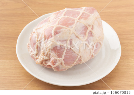 お皿に載せた紐で巻かれた豚のももハム お皿に載せた紐で巻かれた豚のももハム 136070813