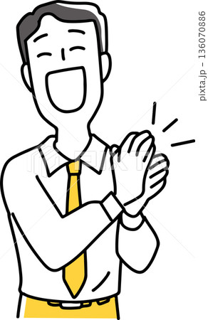手を叩いて笑う男性社員 136070886