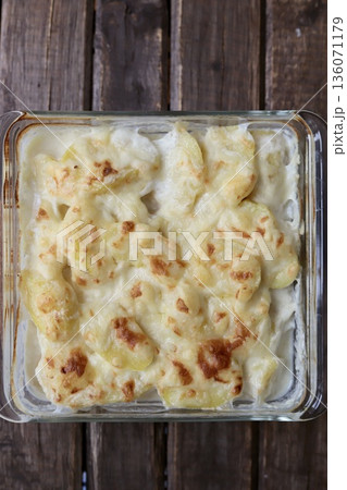 手軽に作れるフランスの家庭料理ドフィノア風じゃがいものグラタン 手軽に作れるフランスの家庭料理ドフィノア風じゃがいものグラタン 136071179