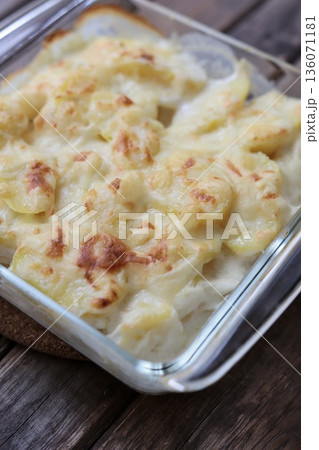 手軽に作れるフランスの家庭料理ドフィノア風じゃがいものグラタン 136071181