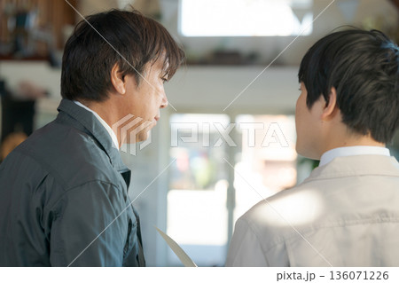 打ち合わせする作業服の男性 136071226