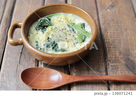 ショートパスタとほうれん草のクリームスープ 136071241